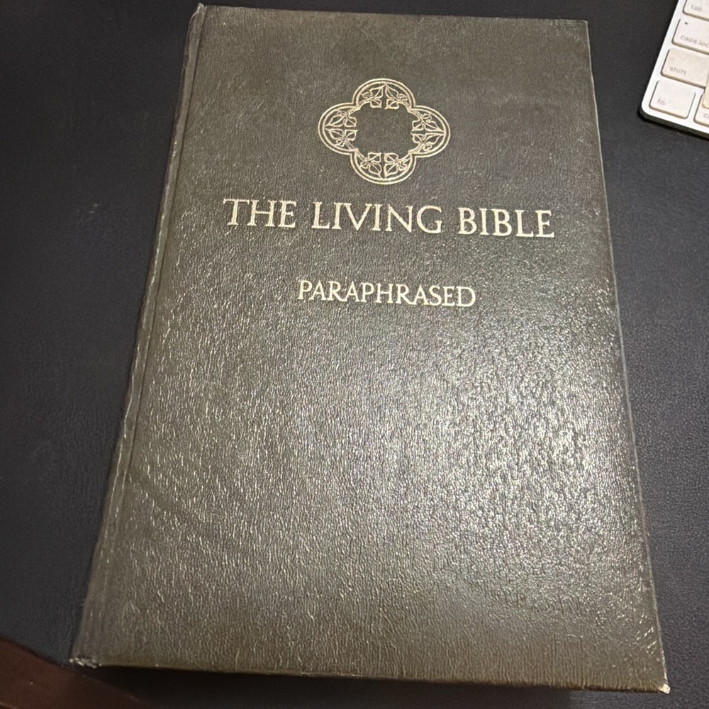 THE LIVING BIBLE Paraphrased Tyndale House Padded Hardcover Green Vintage 1973!